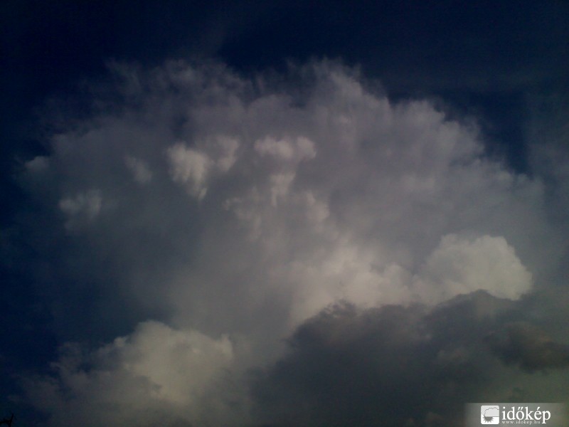 Késő délutáni száraz zivatar, üllővel