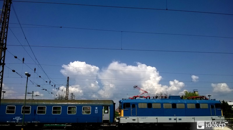 Távoli zivatar üllője