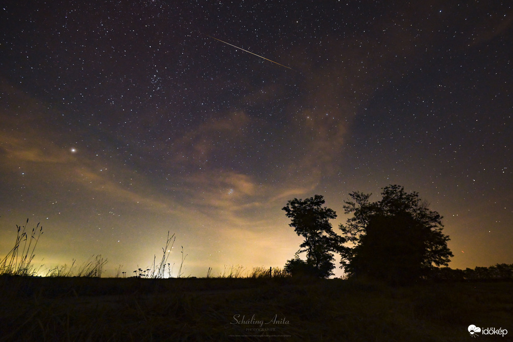 Jupiter,  Plejádok, Perseida és Aurora borealis is látható a képen. 