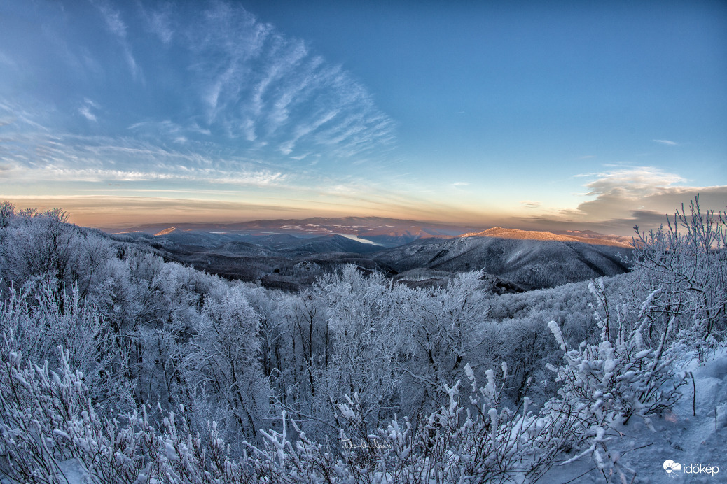 Kilátás Dobogókőről naplementében