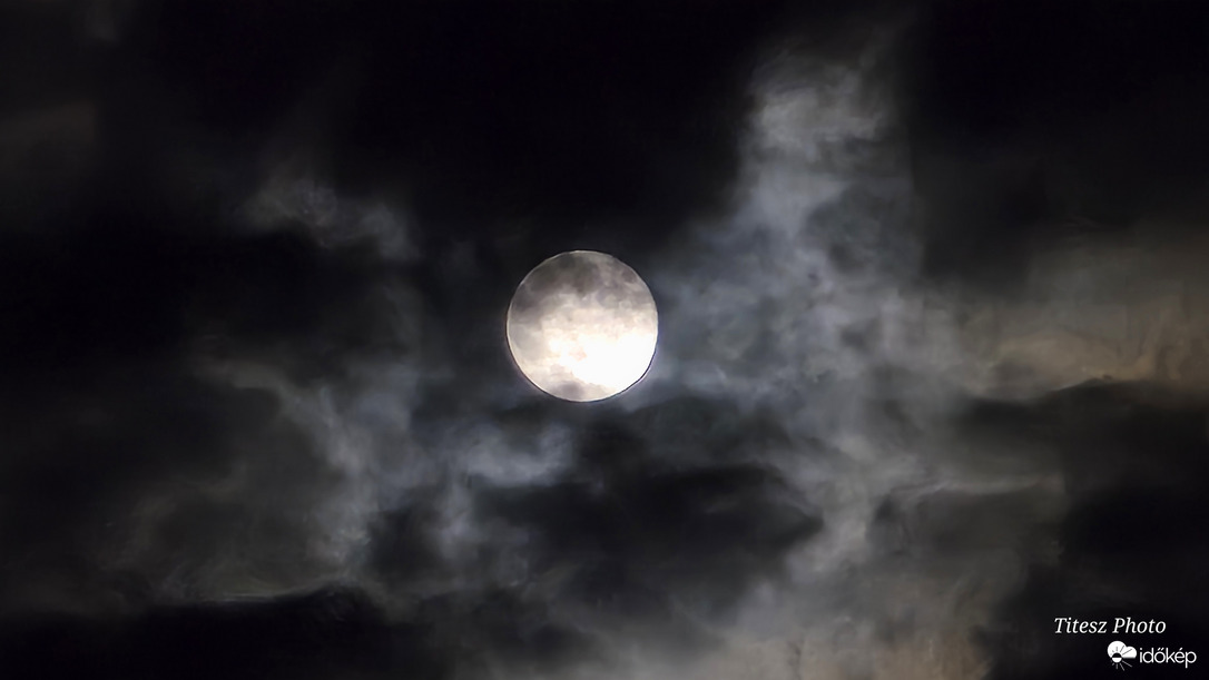 felhős telihold 