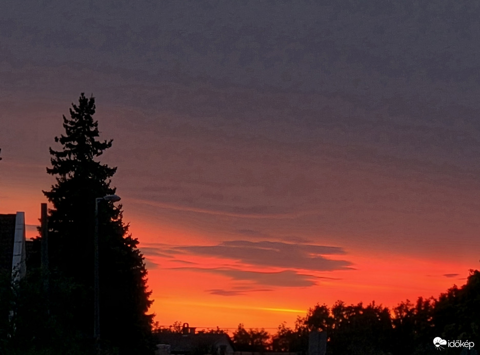 Vörösen izzó égbolt