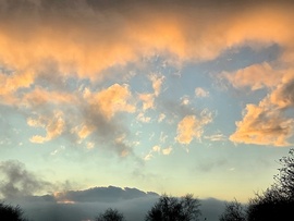 Lassan előbújik a lemenő nap