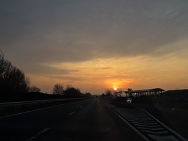 Vöröses, felkelő nap az Alföldön