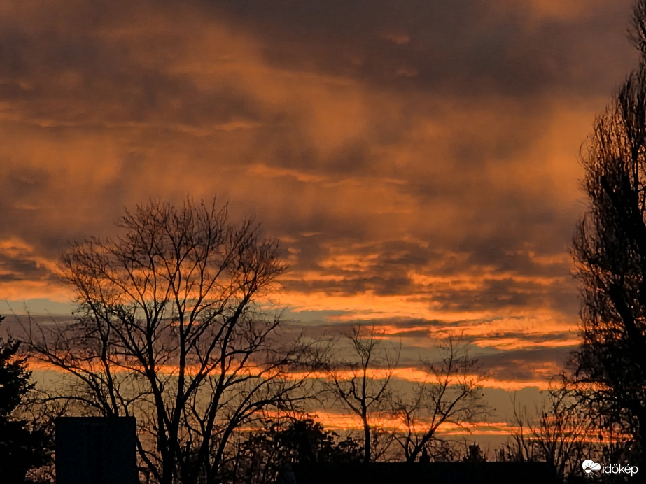Karácsonyi égbolt és naplemente