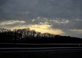 Naplemente Tyndall-sugarakkal (Gyula)