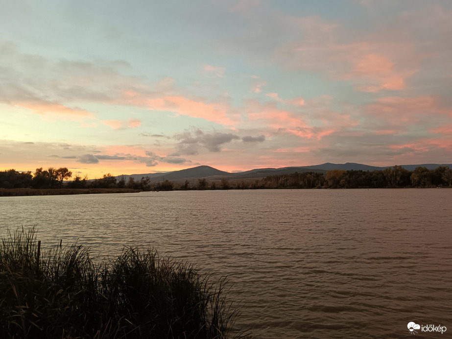 Naplemente a rédei tavon