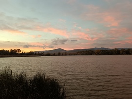 Naplemente a rédei tavon