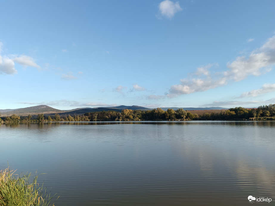 Mátra vonulata a rédei tó stégjéről