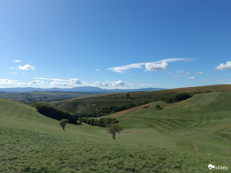 Látkép Bükkszenterzsébetre a közeli dombtetőről