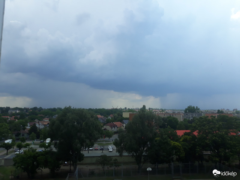 Gyűlekező cellák Budapest határánál.