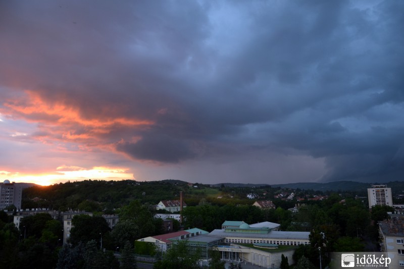 Naplemente a közeledő zivatarban