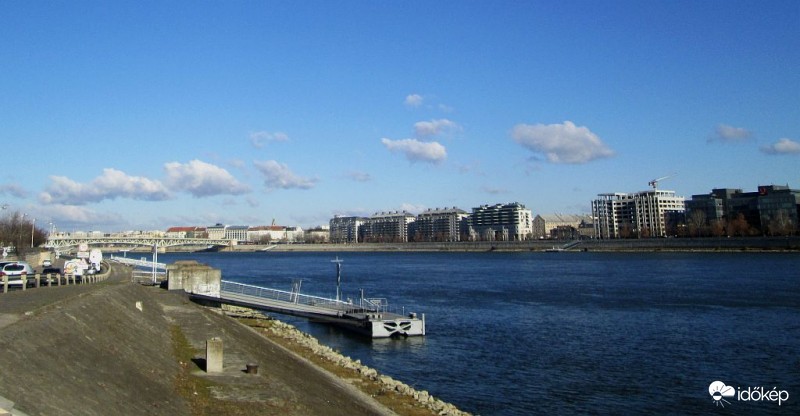 Duna- part, hidegfronti felhőkkel..
