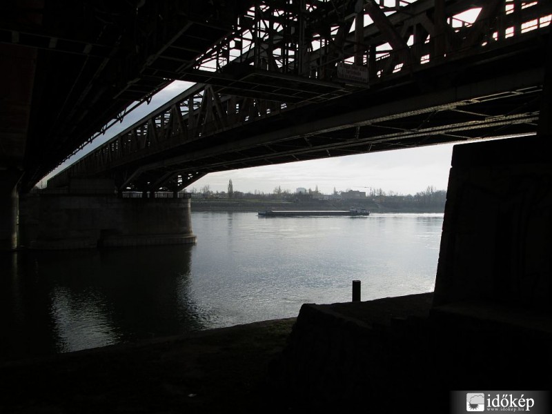 Pillantás a híd alól ...