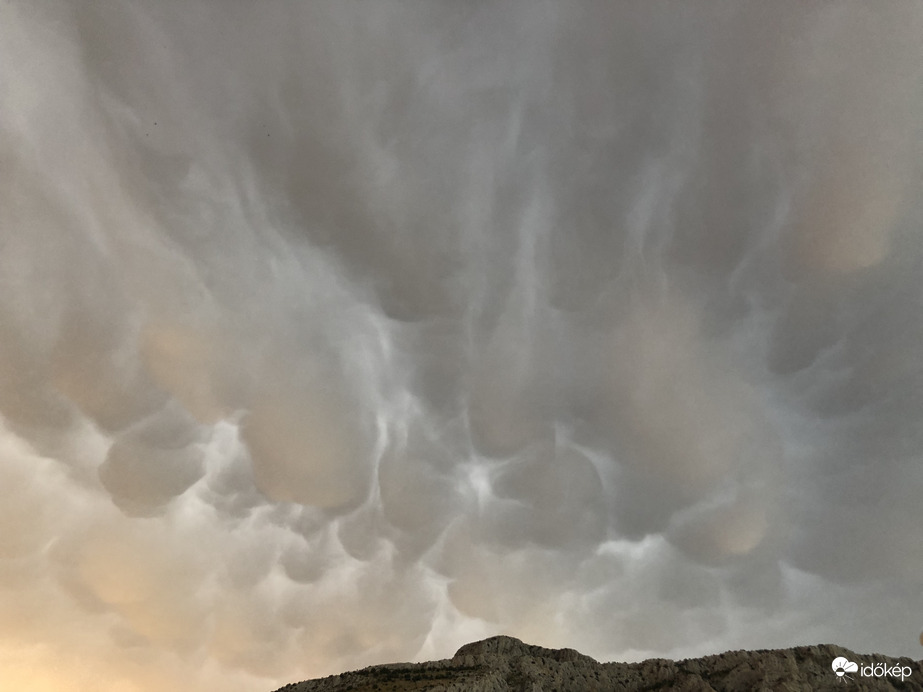 Mammák Omis fölött 07.22.