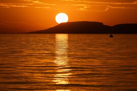 Októberi naplemente