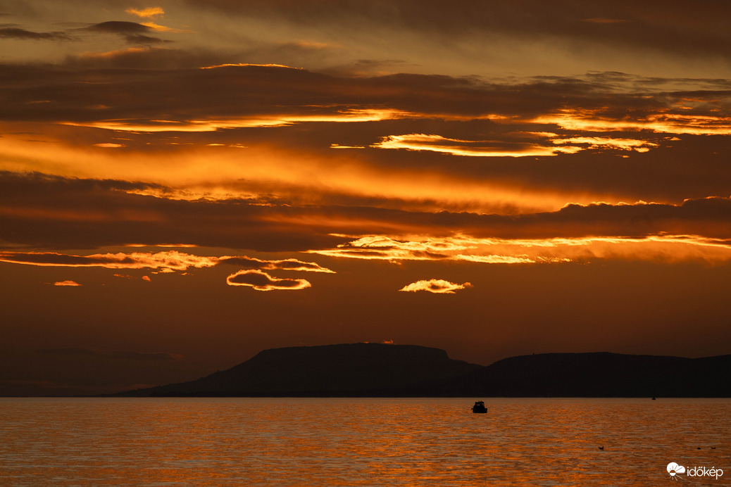 Októberi naplemente