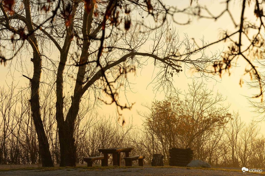 Napos, ködös napkelte