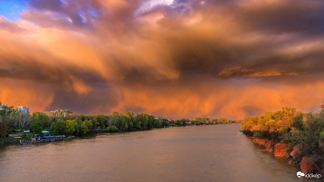 Felhők a Tisza felett