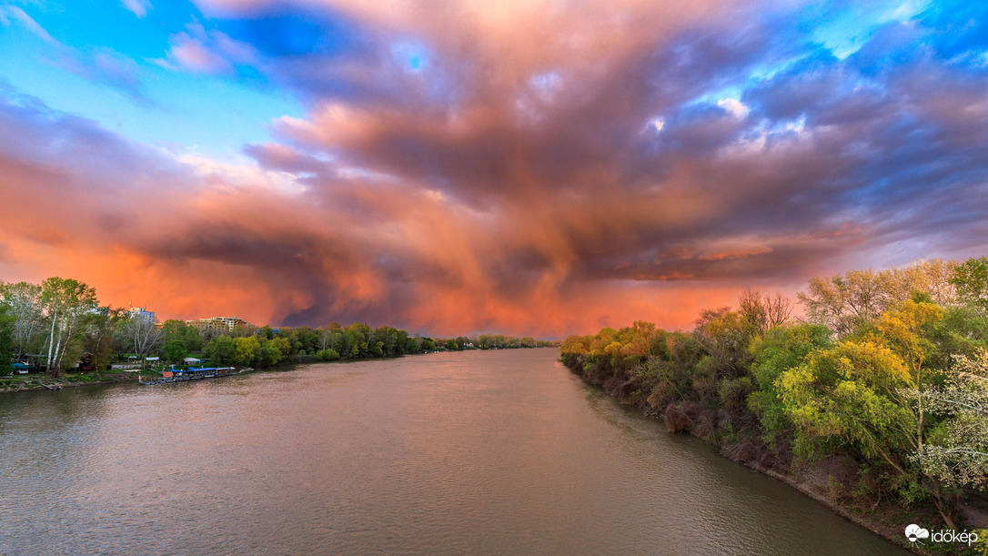 Felhők a Tisza felett