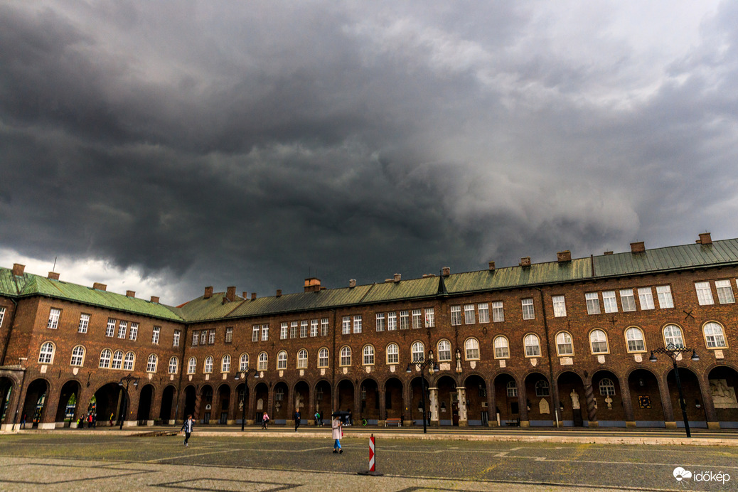 A Dóm térre ér a zivatar