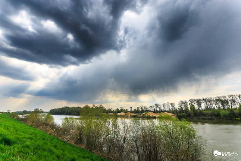 Tavaszi zápor a Tisza felett