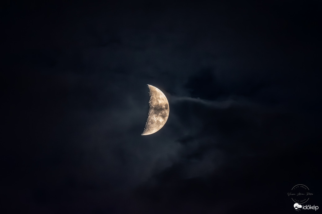 Felhők mögött a Hold