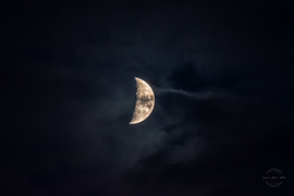 Felhők mögött a Hold