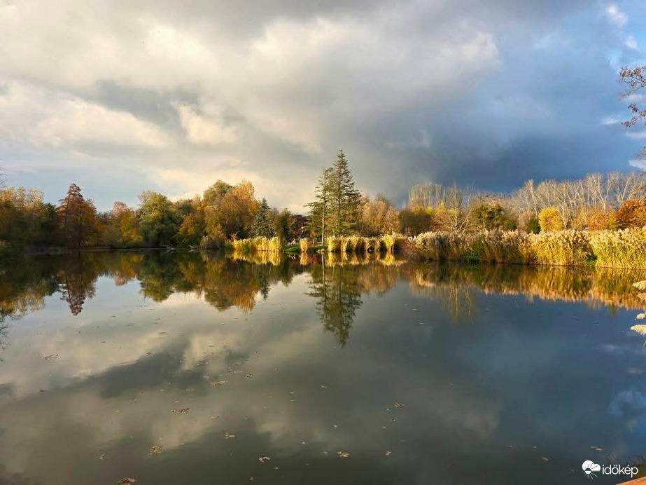Gyülekenek a felhők a sárvári csónakázó tónál