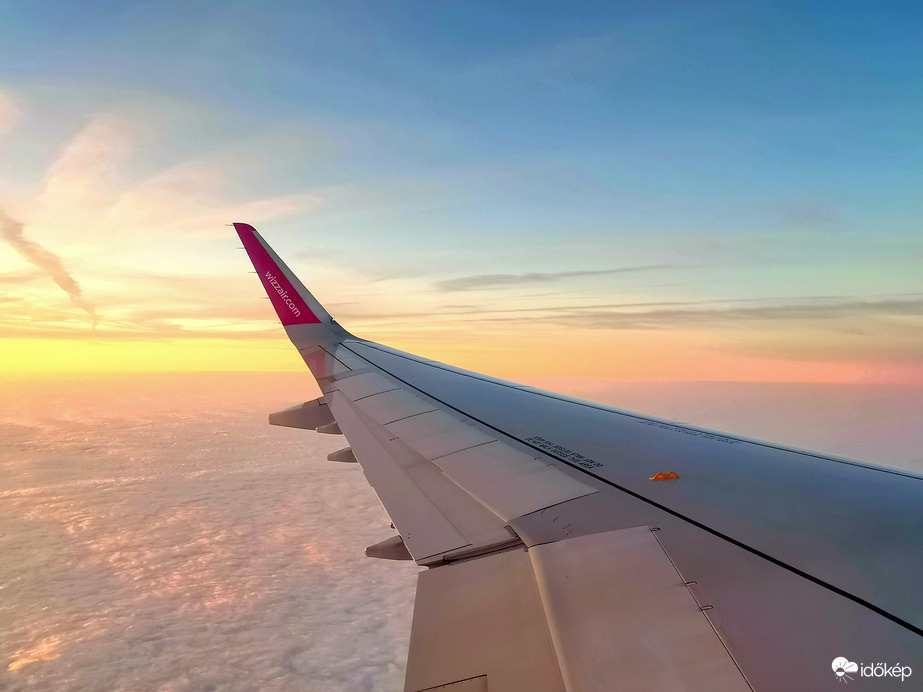 Pillanatok, ahogy a felhők felett ragyogott, majd lenyugodott a nap.