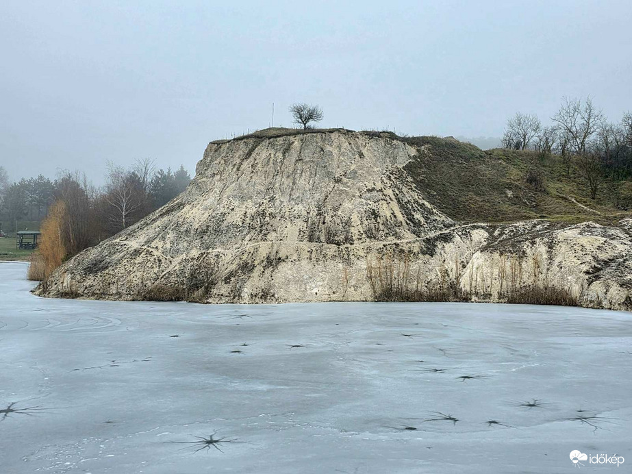 Befagyott bányatónál