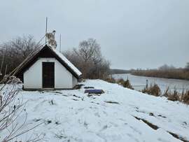 Horgászház a tél leplében