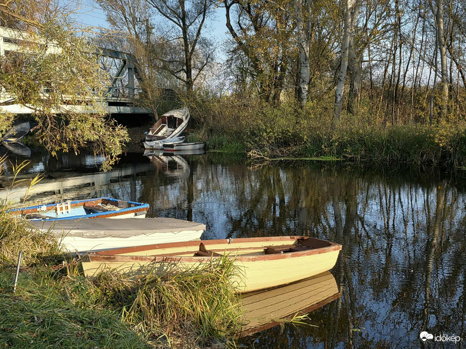Pihenő csónakok a Zala-híd alatt