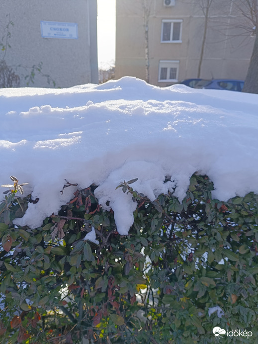 A házak között besüt a Nap...