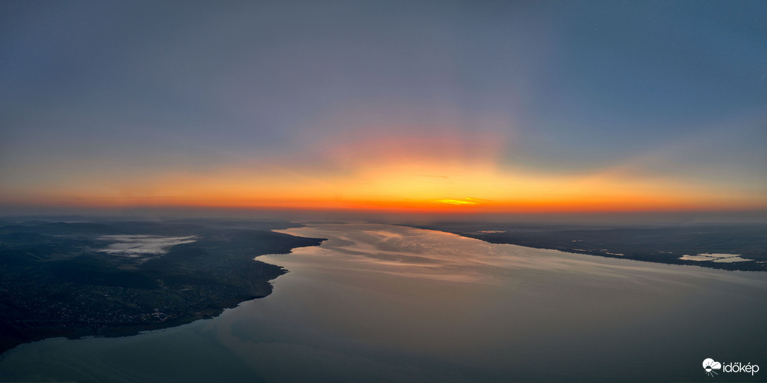 Hajnali krepu a Balaton felett