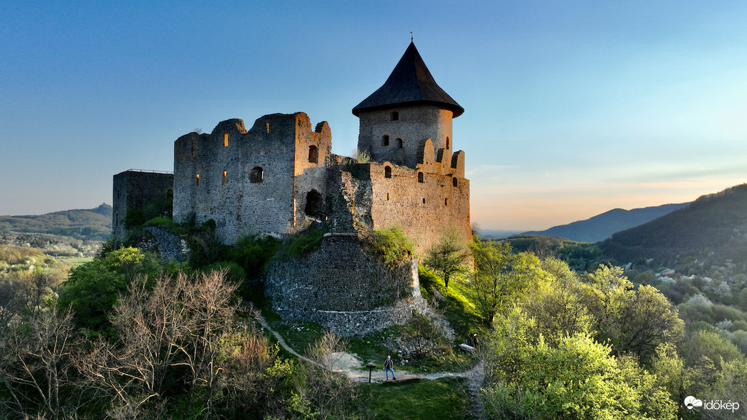 Somoskő vára a naplemente fényéban