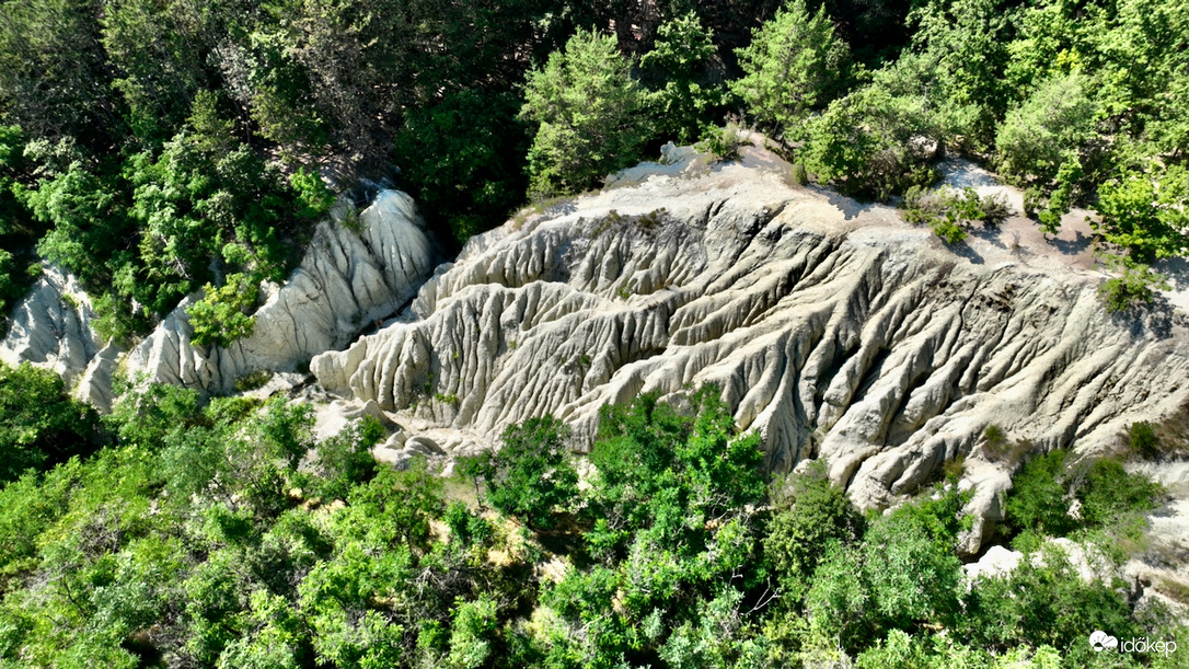 Kazár: riolittufa képződmény 