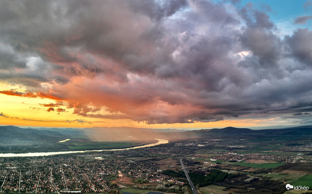 Zápor a naplementében