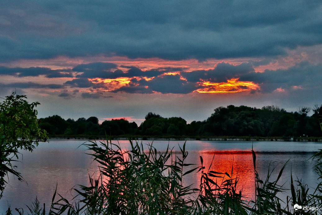 5 perccel naplemente után a Naplás tónál