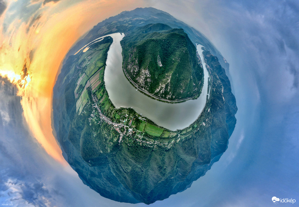 Mosoly egy gombóccá gyűrt papírlapon