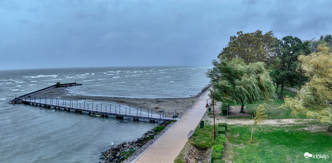 Aranypart viharos, esős reggelen