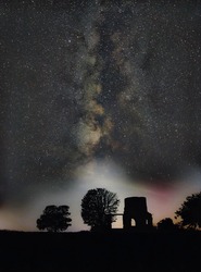 Tejút a romok fölött 