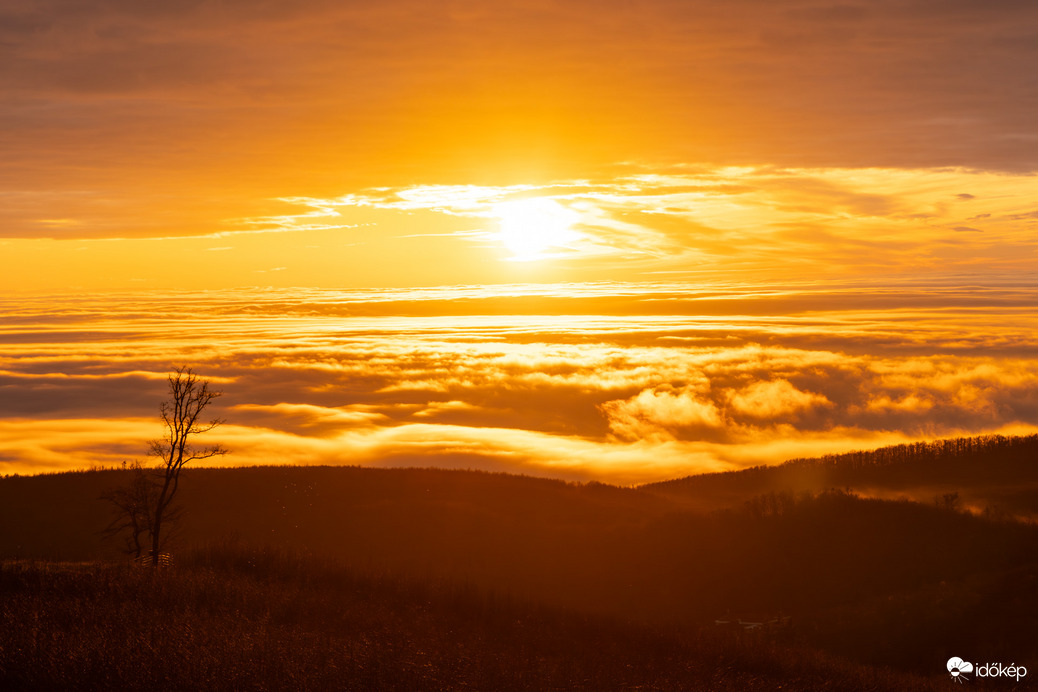 Naplemente a ködtenger felett
