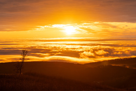 Naplemente a ködtenger felett