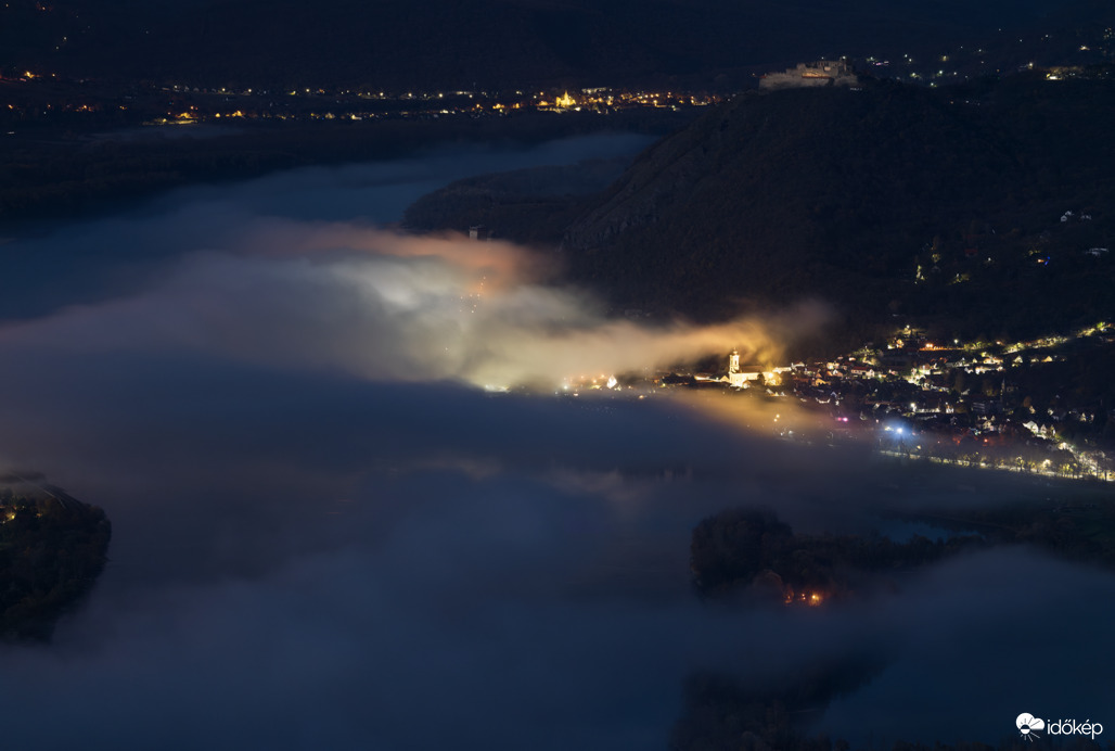 Duna felett beúszó hajnali köd, háttérben a Visegrádi Várral