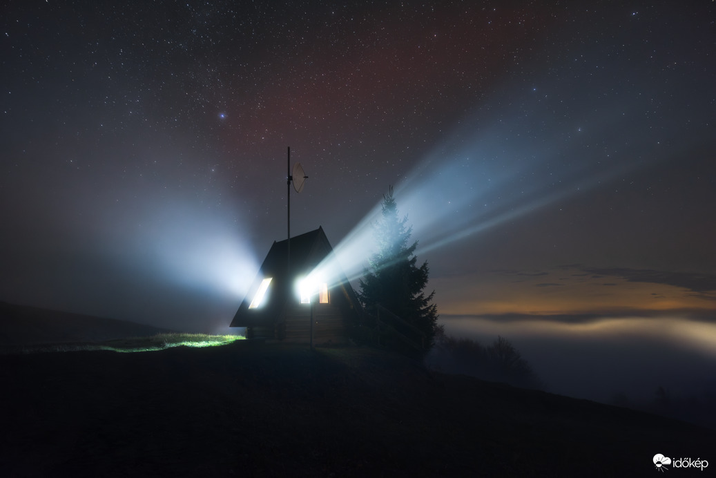 Misztikus házikó az éjszakában