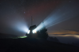 Misztikus házikó az éjszakában