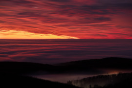 Tüzes alkony a ködtenger felett