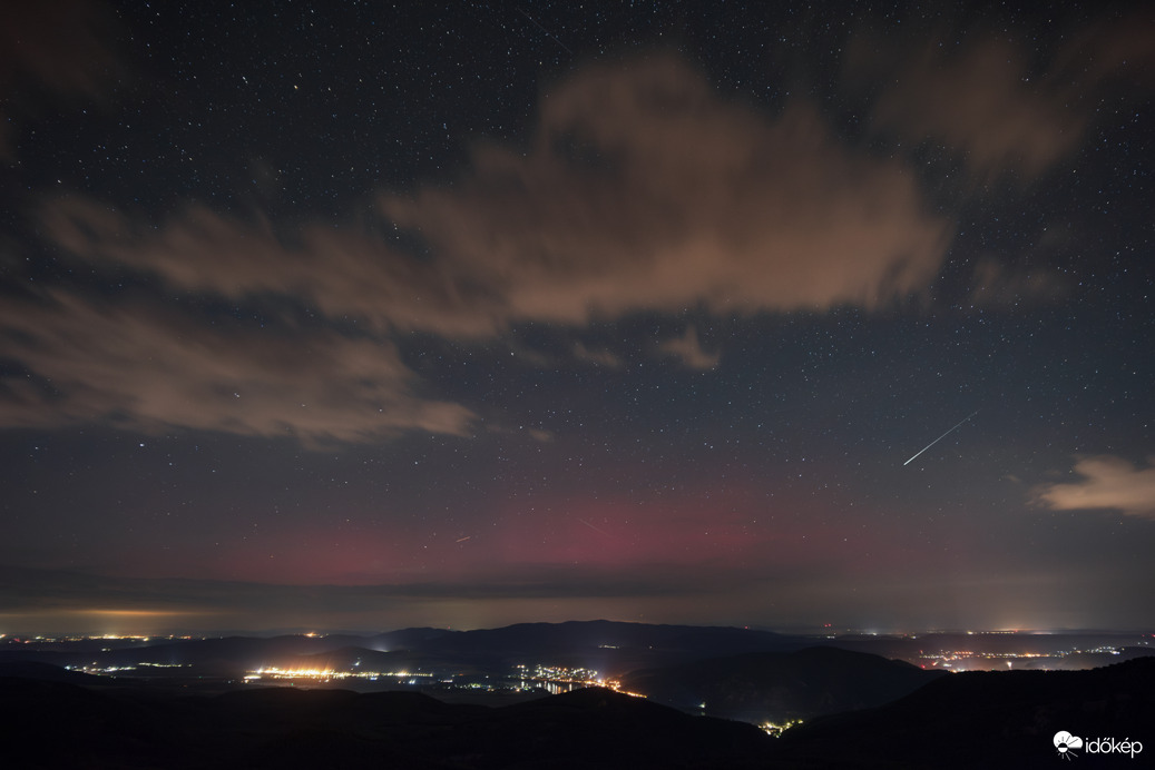 Enyhe sarki fényes kilátás egy meteorral múlt éjjel, Dobogókőn