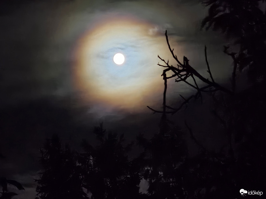 Szivárvány a Hold körül